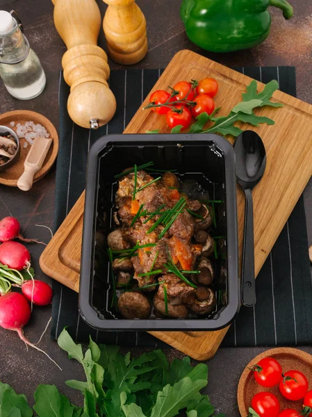 Demlenmiş Domuz eti ve taze sebze yakından görmek 