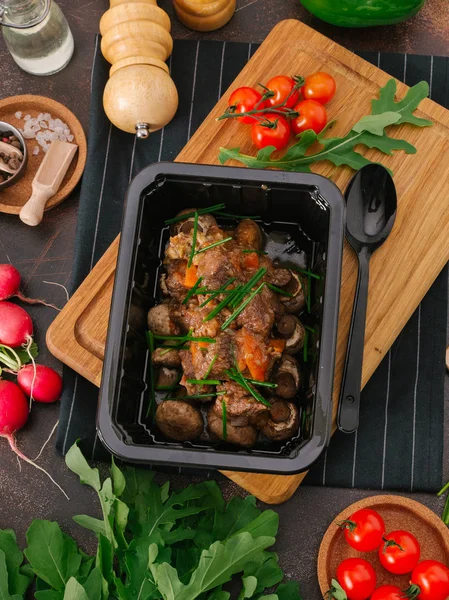 Demlenmiş Domuz eti ve taze sebze yakından görmek 