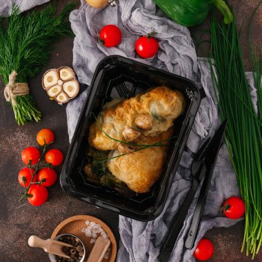 plastik kap içinde lezzetli yemek görmek 