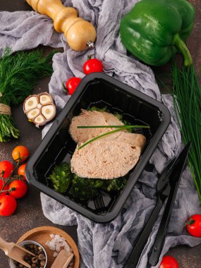 plastik kap içinde lezzetli yemek görmek