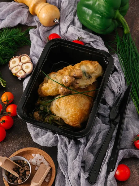 plastik kap içinde lezzetli yemek görmek 