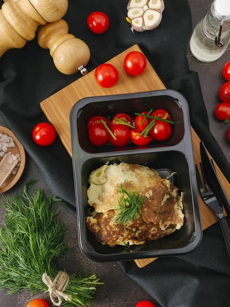 Ahşap tahta üzerinde siyah tepsisinde kiraz domatesli omlet closeup