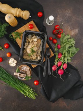 Mantar içinde siyah tepsi ile haşlanmış et gıda kompozisyonu