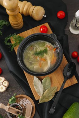 Şehriye çorbası ile sebze ve siyah kase tavuk gıda kompozisyonu 