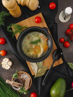 Şehriye çorbası ile sebze ve siyah kase tavuk gıda kompozisyonu 