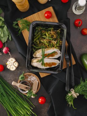 Doldurulmuş tavuk fileto kuru kayısı ile yeşil fasulye siyah tepsisinde servis ile kompozisyon