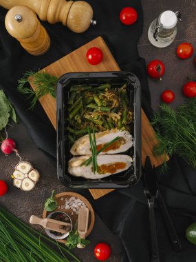 Doldurulmuş tavuk fileto kuru kayısı ile yeşil fasulye siyah tepsisinde servis ile kompozisyon