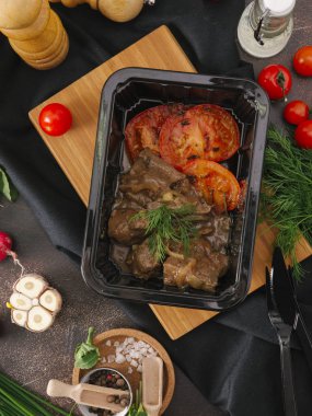 Closeup haşlanmış et ızgara dilimlenmiş domates ile