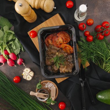 Haşlanmış et ızgara dilimlenmiş domates ile