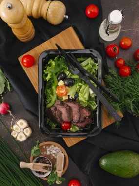 Pişmiş et dilimleri sebze ile siyah tepsisinde gıda kompozisyonu