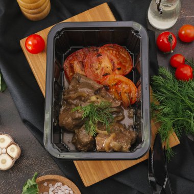 Closeup haşlanmış et ızgara dilimlenmiş domates ile