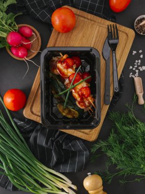 Kiraz domates ve siyah tepsisinde ızgara patlıcan ile tavuk barbekü gıda kompozisyonu