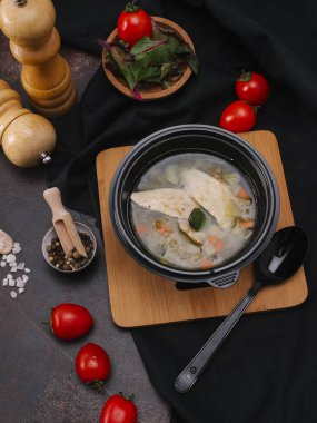 Sıcak tavuk siyah kase sebze çorbası