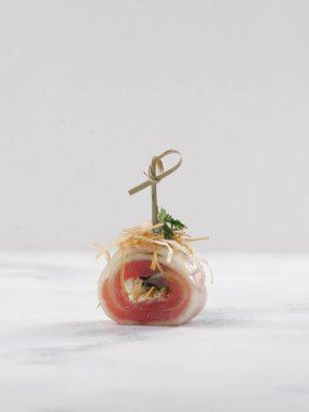 Kaydırılan somon ve soğan cipsi ile küçük meze