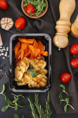 Siyah tepsisine dilimlenmiş kırmızı biber ile ızgara tavuk üstten görünüm