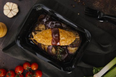 Ekmekli et pirzola üstten görünüm üzerinde şiş ızgara patlıcan ile siyah tepsisinde servis ketçap sos ile