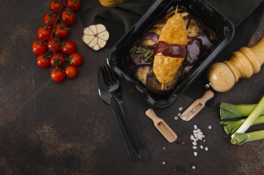 Ekmekli et pirzola üstten görünüm üzerinde şiş ızgara patlıcan ile siyah tepsisinde servis ketçap sos ile