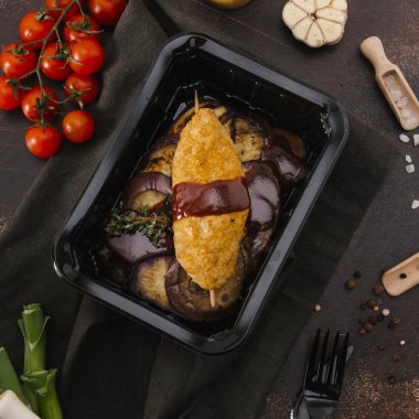 Et pirzola şiş üzerinde siyah tepsisinde ızgara patlıcan ile servis