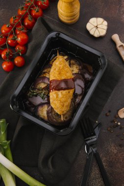 Et pirzola şiş üzerinde siyah tepsisinde ızgara patlıcan ile servis