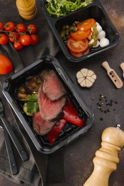 Bıçak ve çatal ile sığır eti dilimleri ile siyah kasetlerine Caprese salatası kavrulmuş