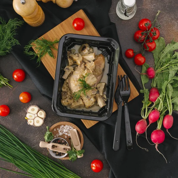 Mantar içinde siyah tepsi ile haşlanmış et gıda kompozisyonu