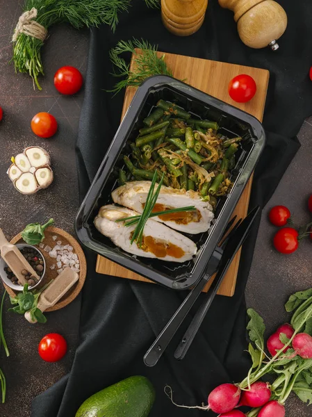 Doldurulmuş tavuk fileto kuru kayısı ile yeşil fasulye siyah tepsisinde servis ile kompozisyon