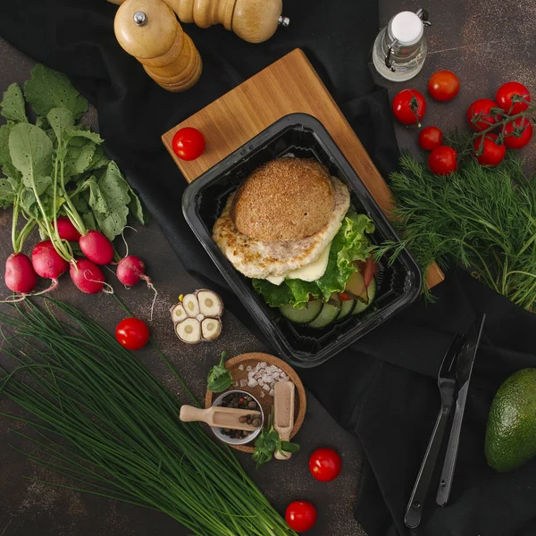 Composición Alimenticia Hamburguesa Con Chuleta Pollo Lechuga Ensalada Verduras Bandeja — Foto de Stock