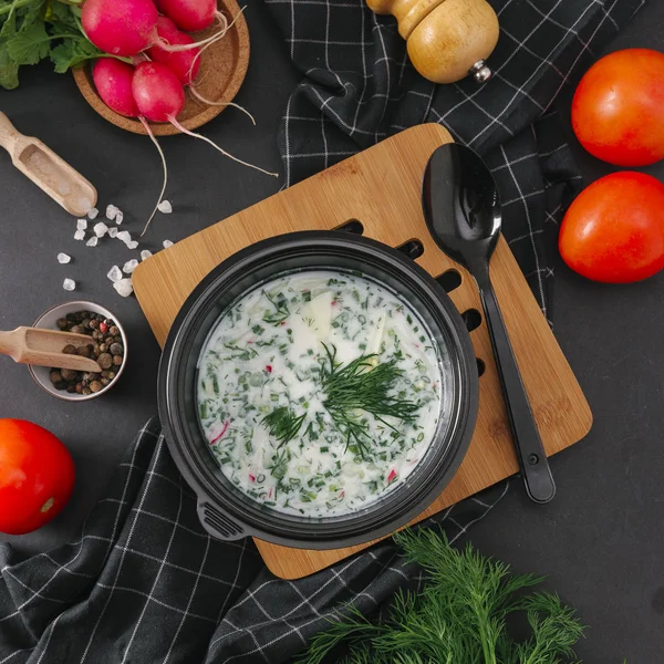 Okroshka Suppe Mit Löffel Auf Holzbrett — Stockfoto