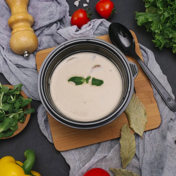 Crème Soep Versierd Met Groene Bladeren Zwarte Kom Houten Bord — Stockfoto