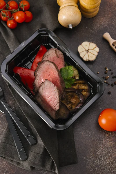 Lezzetli et sebze ile siyah tepsi içinde devam eder.