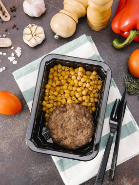 Dana pirzola içinde siyah tepsi ile haşlanmış nohut