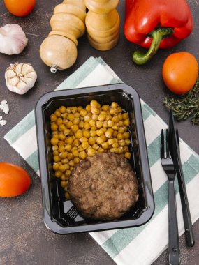 Dana pirzola içinde siyah tepsi ile haşlanmış nohut