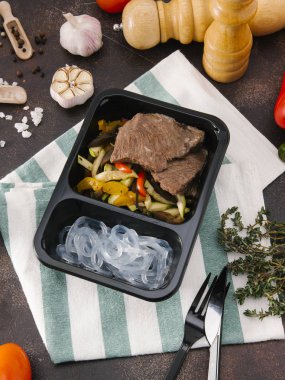 Siyah kase salata ve Pirinç Noodle ile haşlanmış sığır eti