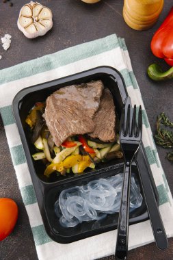 Siyah kase salata ve Pirinç Noodle ile haşlanmış sığır eti