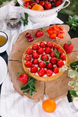 Çilekli pasta görünümü Kapat küçük Çilekli tart ve sawed ahşap tahta üzerinde çay ile servis
