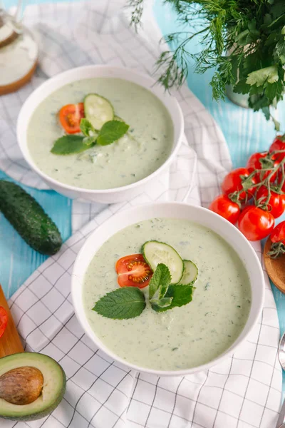 Zwei Schüsseln Mit Avocadosuppe Mit Tomaten Und Gurken Auf Blauem — Stockfoto