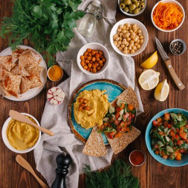 Plaka farklı sebze ve Pide ile servis humus ile üstten görünüm