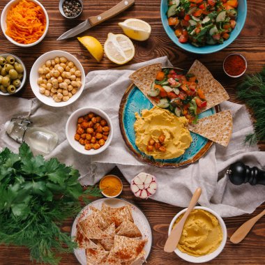 Plaka farklı sebze ve Pide ile servis humus ile üstten görünüm