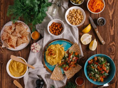 Plaka farklı sebze ve Pide ile servis humus ile üstten görünüm