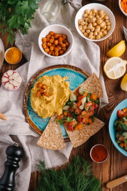 Plaka farklı sebze ve Pide ile servis humus ile üstten görünüm