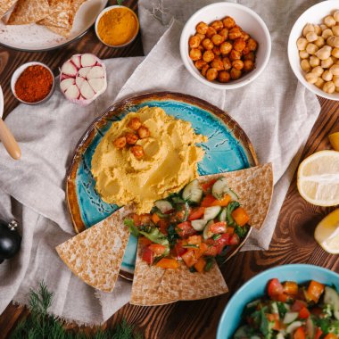 Plaka farklı sebze ve Pide ile servis humus ile üstten görünüm