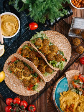 Taze felafel topları Pide humus ve sebze ile servis