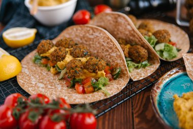 Taze felafel topları Pide humus ve sebze ile servis