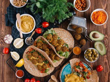 Taze felafel topları Pide humus ve sebze ile servis