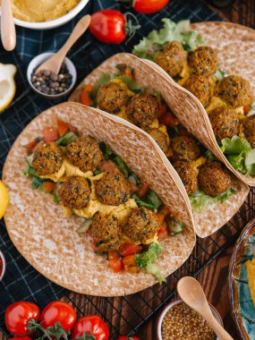 Taze felafel topları Pide humus ve sebze ile servis