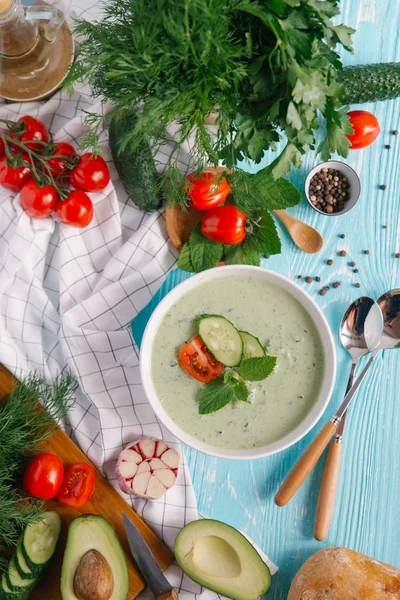 Schüssel Mit Sahne Aus Avocadosuppe Mit Tomaten Und Gurken Auf — Stockfoto