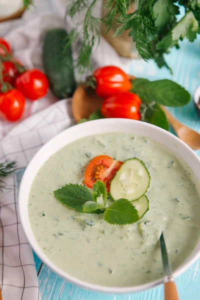 Schüssel Mit Sahne Aus Avocadosuppe Mit Tomaten Und Gurken Auf — Stockfoto