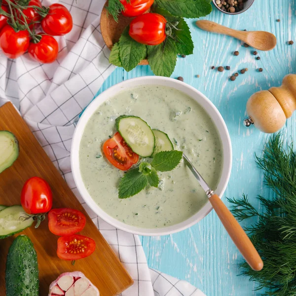 Schüssel Mit Sahne Aus Avocadosuppe Mit Tomaten Und Gurken Auf — Stockfoto