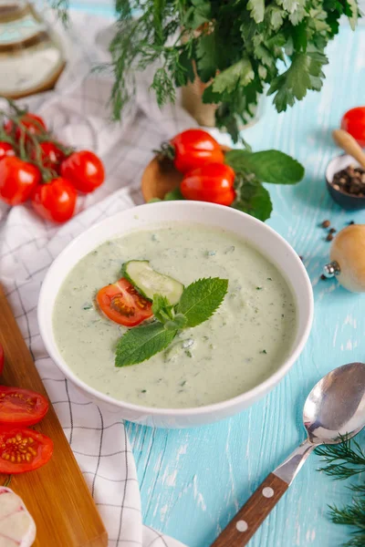 Schüssel Mit Sahne Aus Avocadosuppe Mit Tomaten Und Gurken Auf — Stockfoto