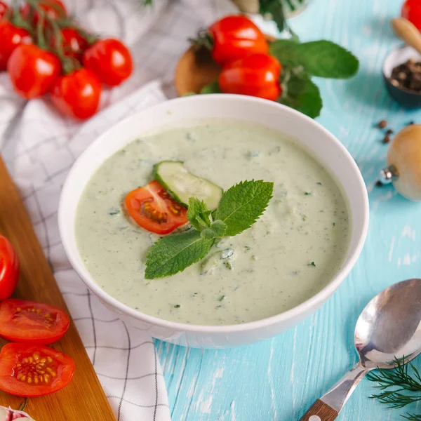 Kom Met Crème Van Avocado Soep Met Tomaten Komkommers Blauwe — Stockfoto